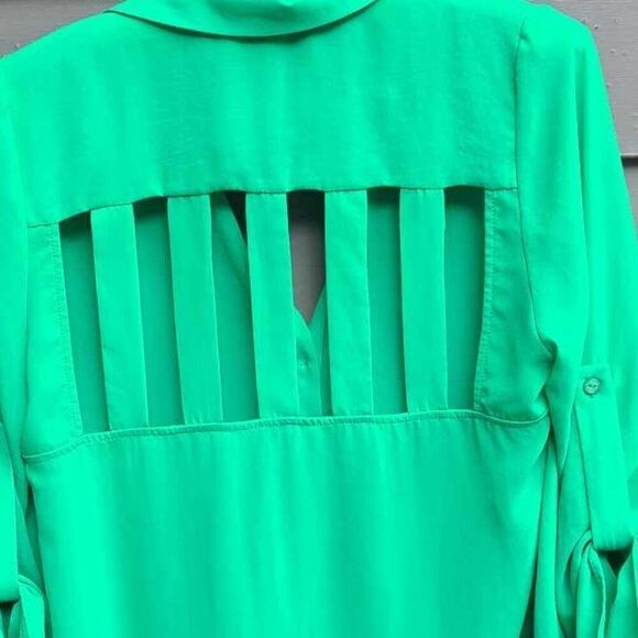 Lush Green Cut out Back High Low Blouse size Medium - Picture 5 of 8